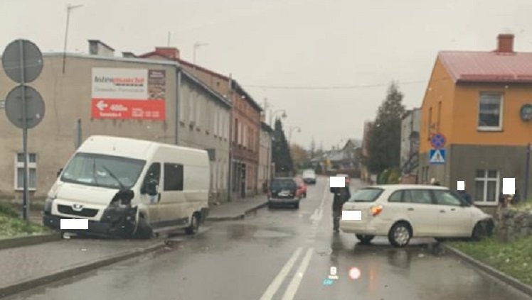 Bus i skoda zderzyły się w centrum Drawska