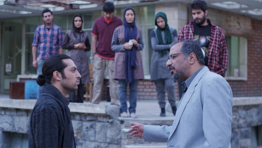 'Naginając reguły' (reżyseria: Behnam Behzadi)