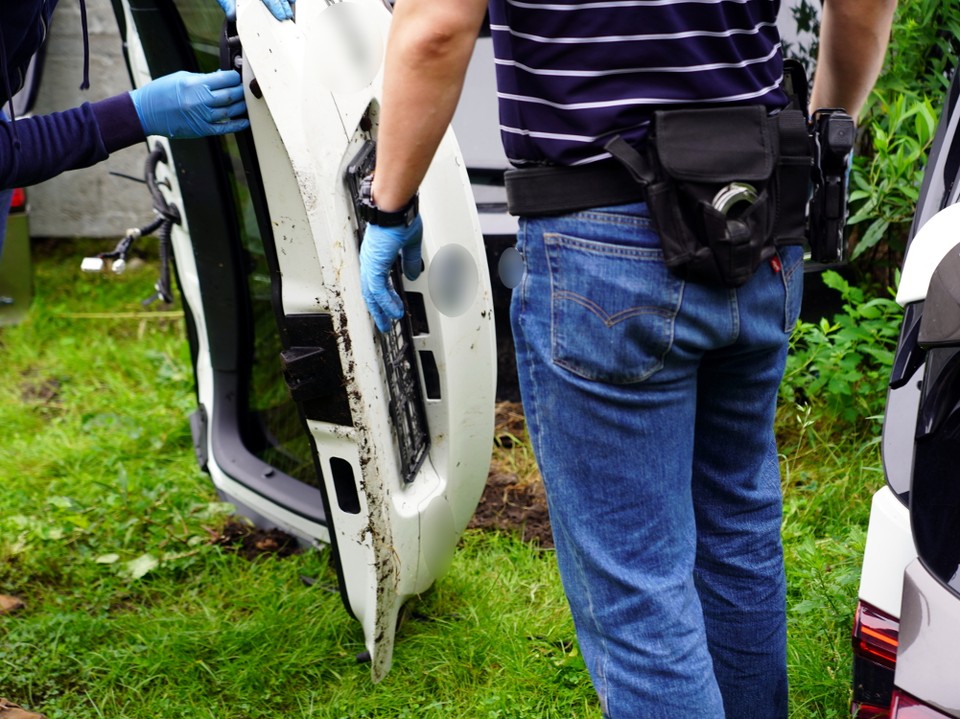 Policjanci zlikwidowali trzy "dziuple". Znaleźli mnóstwo części z kradzionych aut