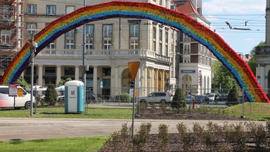 Tęcza na pl. Zbawiciela już gotowa. Kosztowała 100 tys. zł