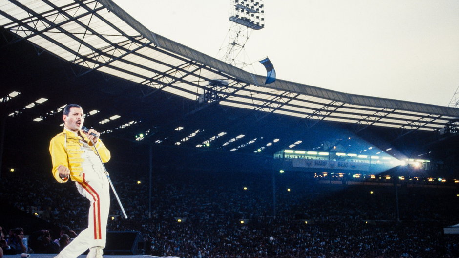 Freddie Mercury podczas koncertu Queen na Wembley w 1986 r. 