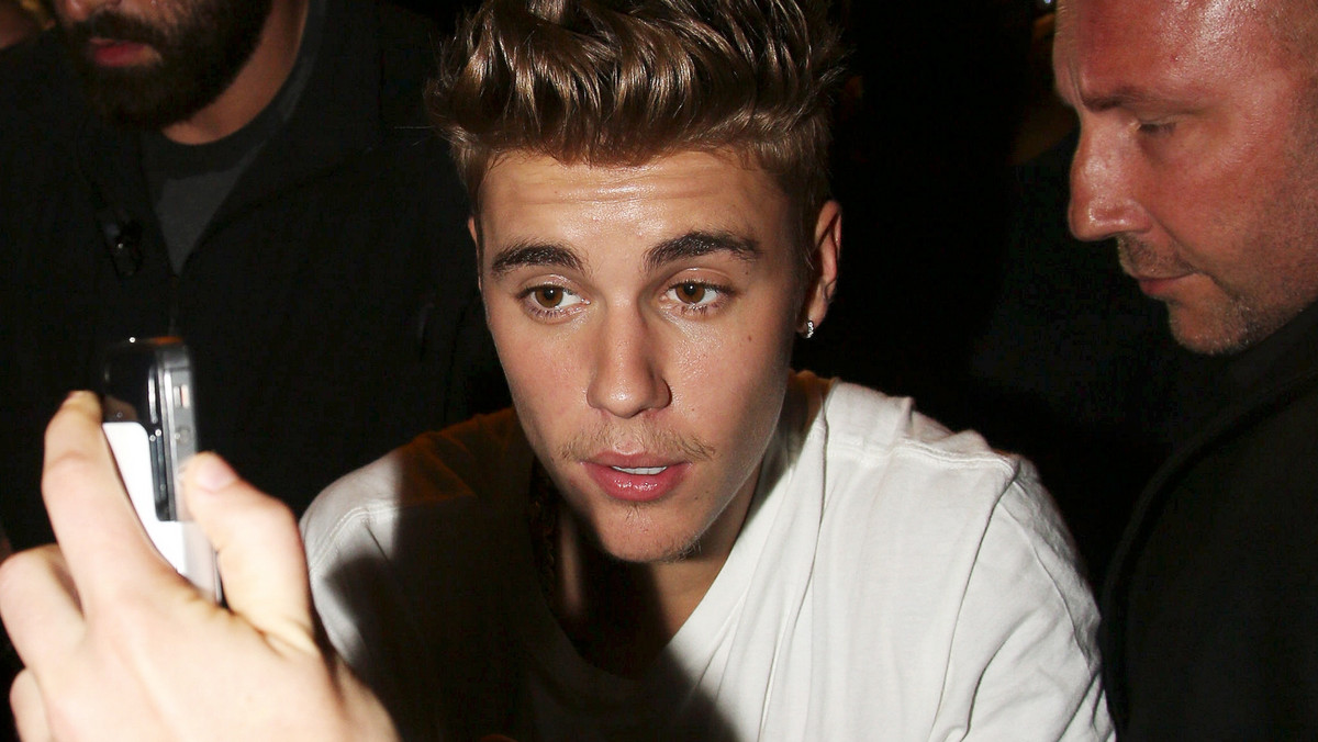Pijany Justin Bieber wychodzi z klubu