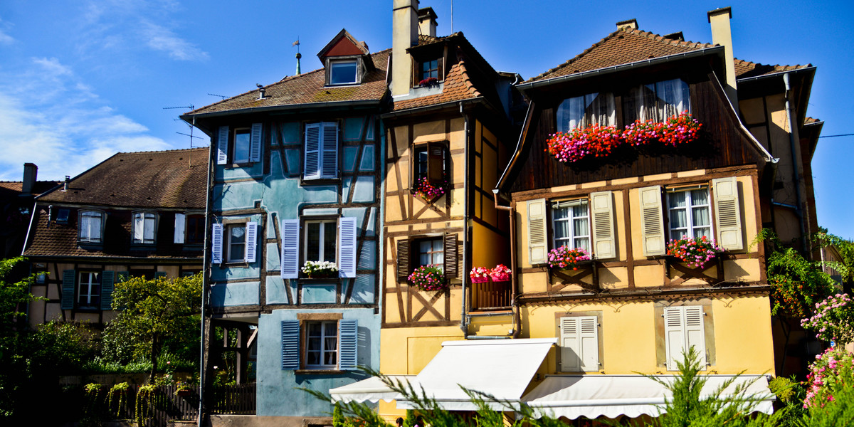 Colmar leży na alzackim szlaku wina, który liczy 180 kilometrów. Ze Strasburga można tutaj dojechać autostradą w kilkadziesiąt minut. Alzacja jest jednym z najstarszych regionów winiarskich na świecie