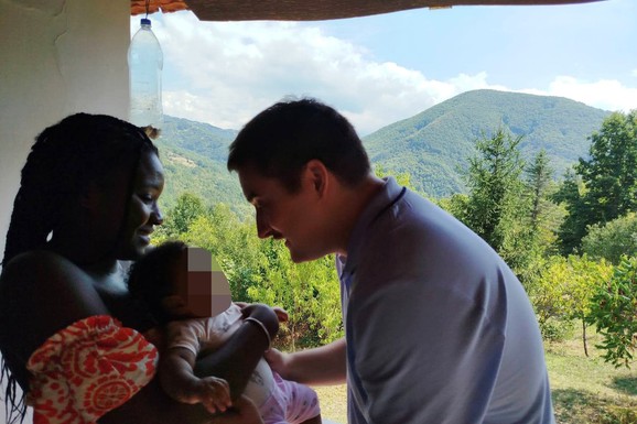 (FOTO) "Ja sadim drveće, a komšinica me gađa šerpom sa terase": Nikola (21) je odlučio da OZELENI svoj kraj, a njegova ljubavna priča je tek inspirativna