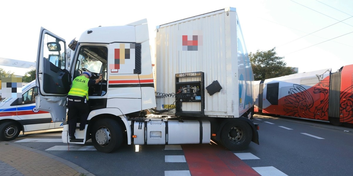 Tir zderzył się z tramwajem we Wrocławiu. Nie żyje 47-latek. 