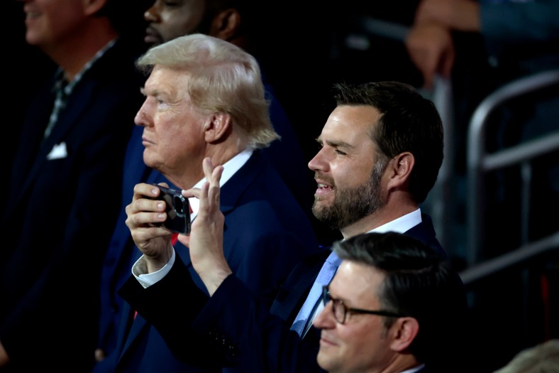 Amerykański wiceprezydent J. D. Vance obok Donalda Trumpa.