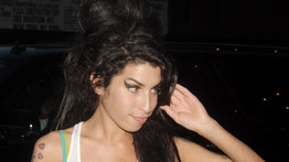 Vérlázító: hollywoodi világsztár gyalázta meg Amy Winehouse „holttestét”