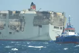 Pożar na statku Fremantle Highway ugaszony, ale czy uda się uratować cenny ładunek?