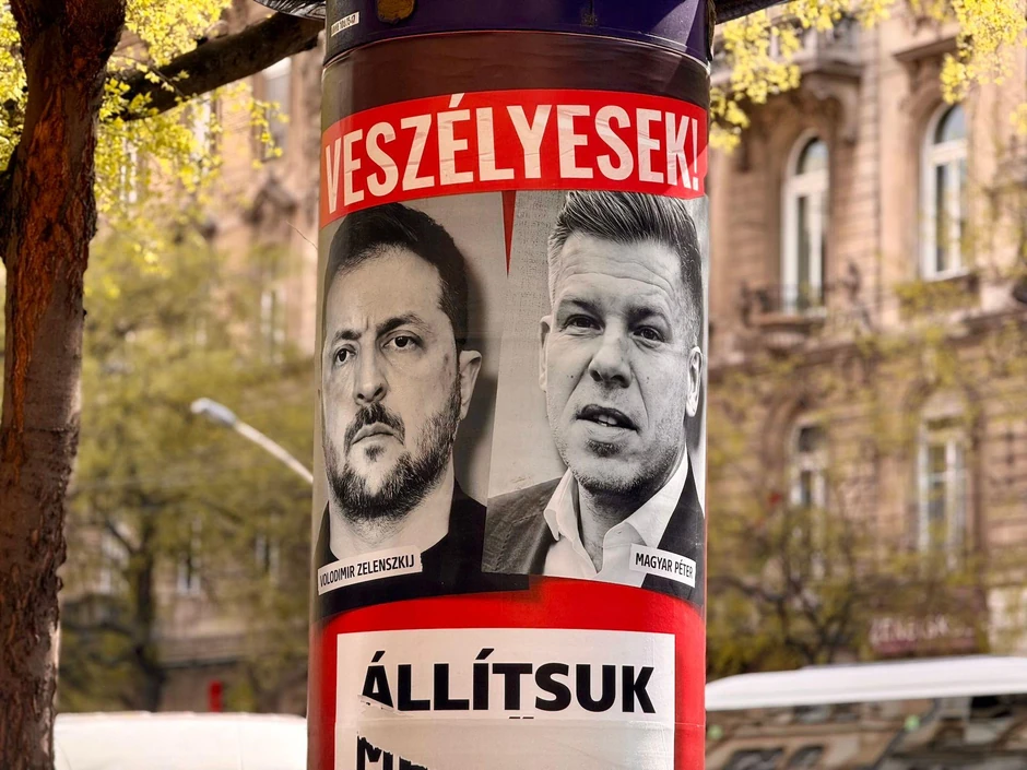 Uvredljivi presizborni posteri | Foto: BBC
