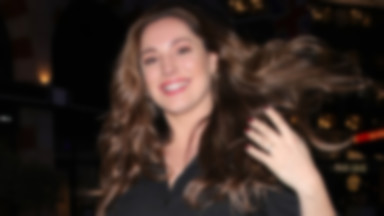 Kelly Brook, modelka puls size, w czarnym kombinezonie i botkach w cętki. Udana stylówka?