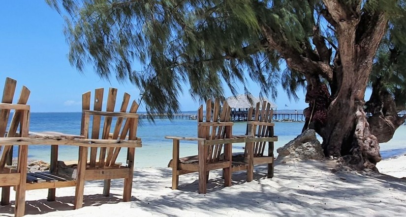 Zanzibar Bay drewniane krzesła na plaży