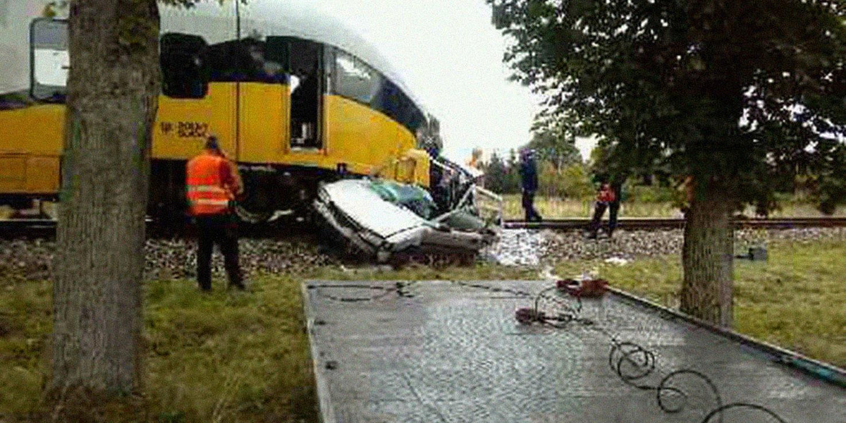 Groźny wypadek na niestrzeżonym przejeździe kolejowym w miejscowości Żelisław koło Szprotawy (woj. lubuskie)