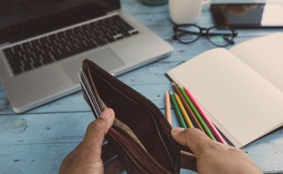 Połowa Polaków uważa, że ich sytuacja finansowa pogorszyła się wobec 2021 roku [BADANIE]