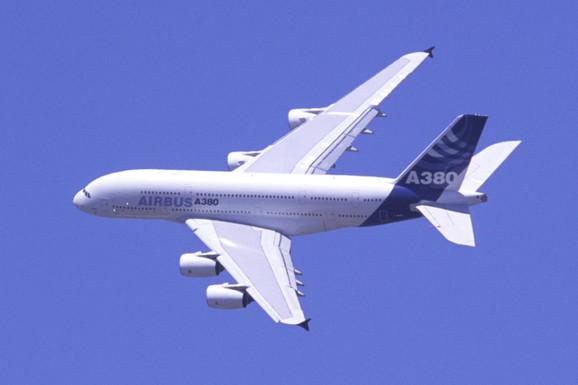 EASA naložila hitnu proveru 16 Erbasovih aviona A380 zbog mogućih pukotina na krilima