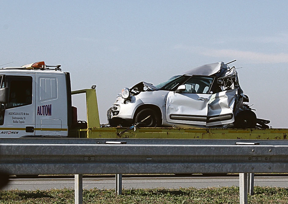 kamion je potpuno smrskao auto u kojem su bili pripadnici vojske
