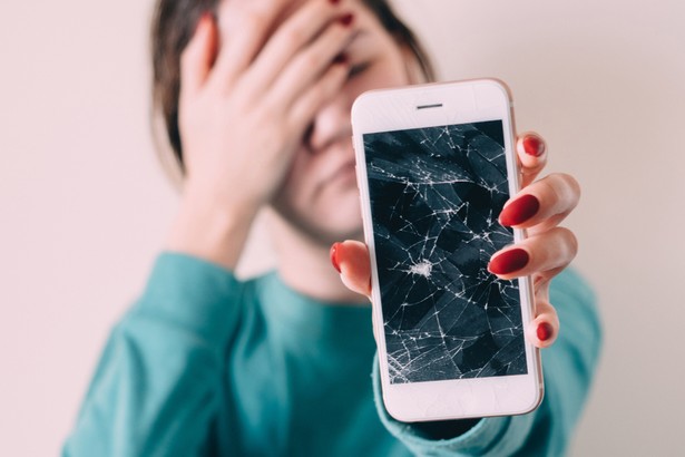 Sąd może zobowiązać sprawcę umyślnego zniszczenia telefonu komórkowego do naprawienia szkody