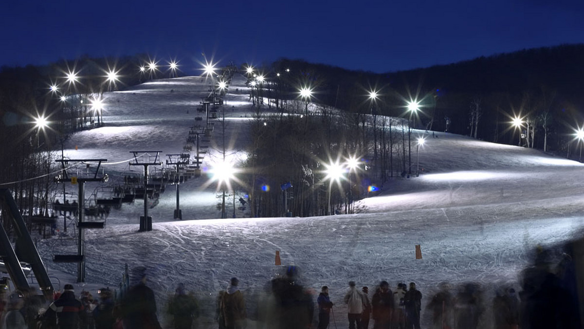 W górach pogoda zachęca do spędzania czasu na narciarskich stokach. W sylwestrową noc wiele ośrodków narciarskich przygotowało specjalny prezent dla miłośników białego szaleństwa - można będzie na nartach przywitać Nowy Rok!