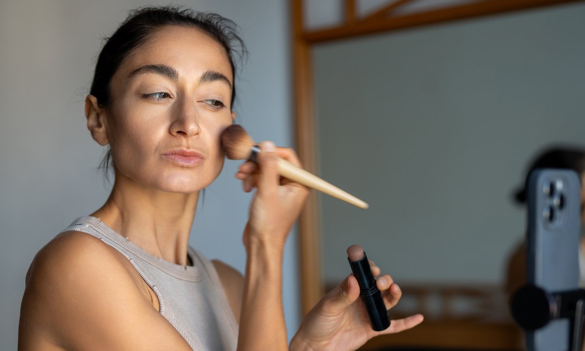 Ten podkład z jadem węża idealnie dopasowuje się do skóry i hamuje powstawanie zmarszczek