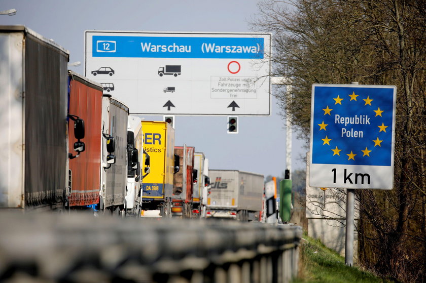 Koronawirus w Polsce. Kierowcy stoją na granicach nawet po 30 godzin