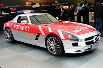 A Mercedes-Benz mentőautót kifejezetten a Forma-1 számára fejlesztettek ki, hogy a sérült versenyzőket villámgyorsan kórházba juttassák. Ez az egyedülálló mentőautó tele van kommunikációs eszközökkel, egy 6,3 literes V8-as motorral, futurisztikus "folyékony fém" Alubeam fényezéssel, valamint olyan sirályszárnyas ajtókkal, amelyekbe robbanótölteteket építettek, hogy borulás esetén az ajtók azonnal leszakadjanak. Ráadásul a jármű végsebessége körülbelül 250 km/h.