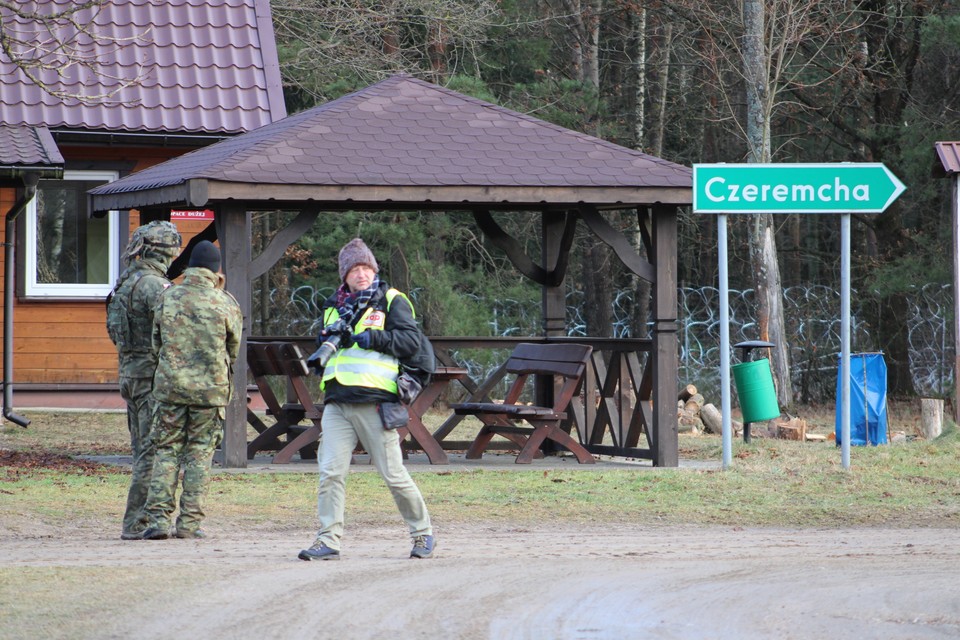 Przygraniczna wieś Opaka Duża podczas wizyty dziennikarzy, woj. podlaskie, 17.12.2021.