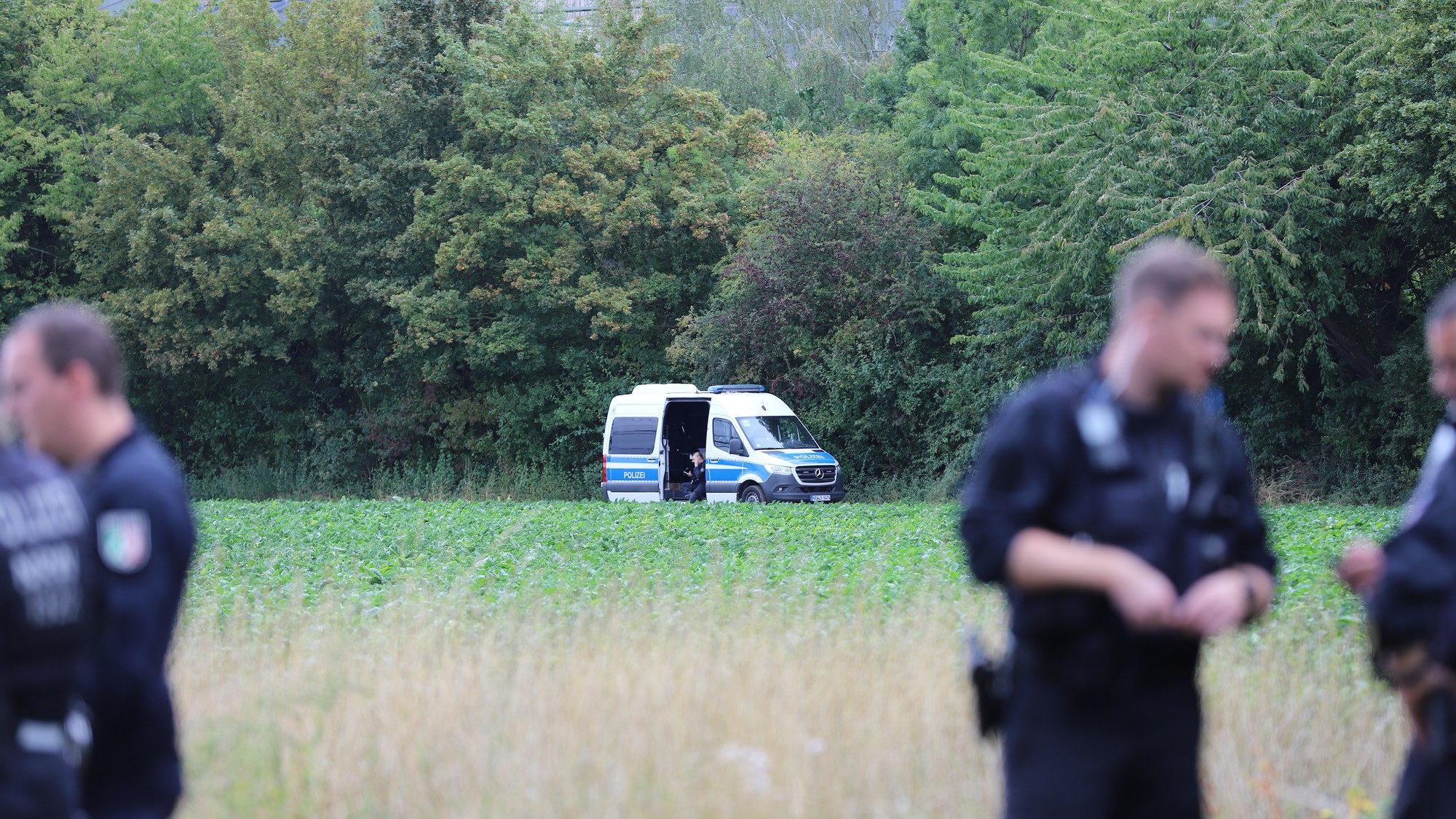 Nemecká polícia pri pátraní po mužovi zodpovednom za niekoľko sabotážnych útokov na elektrickú infraštruktúru v Brandenbursku a Severnom Porýní-Vestfálsku.