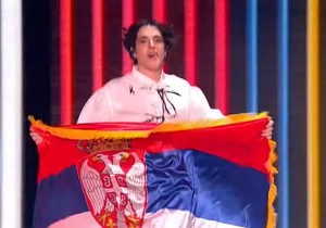 Luke Black sa zastavom u finalu Evrovizije