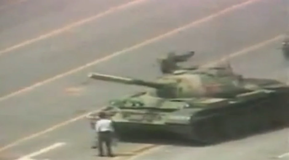 Sam stao pred tenk 4. juna 1989.