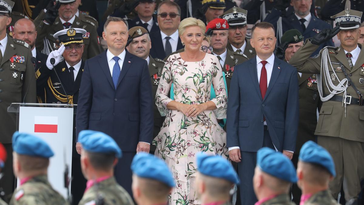 Prezydent Andrzej Duda i minister obrony Mariusz Błaszczak w czasie obchodów święta Wojska Polskiego