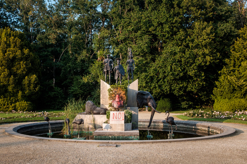 Zdewastowany pomnik króla Leopolda II w Tervuren, Belgia (lipiec 2020 r.)