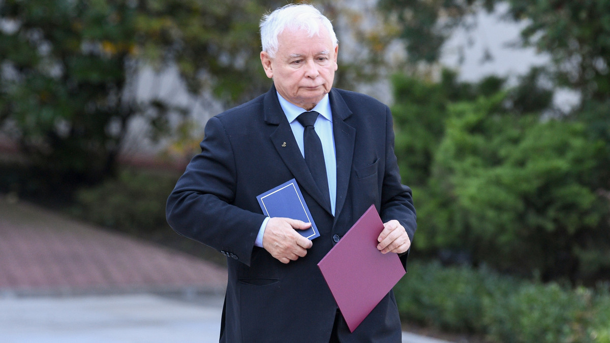 Jarosław Kaczyński jako wicepremier powinien być chroniony przez Służbę Ochrony Państwa, jednak prezes PiS zdecydował, że nadal będzie za to odpowiadać pilnująca go od lat firma GROM Group - ustalił "Super Express", który zadaje pytanie, czy polityk nie ufa rządowej ochronie?