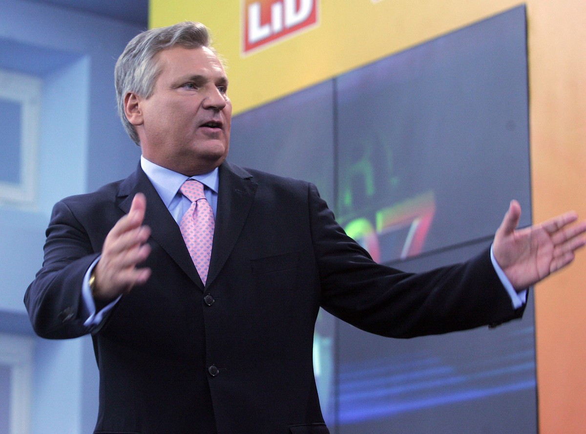 Aleksander Kwaśniewski sprezentował  Sabie Ludwika Dorna psie smakołyki