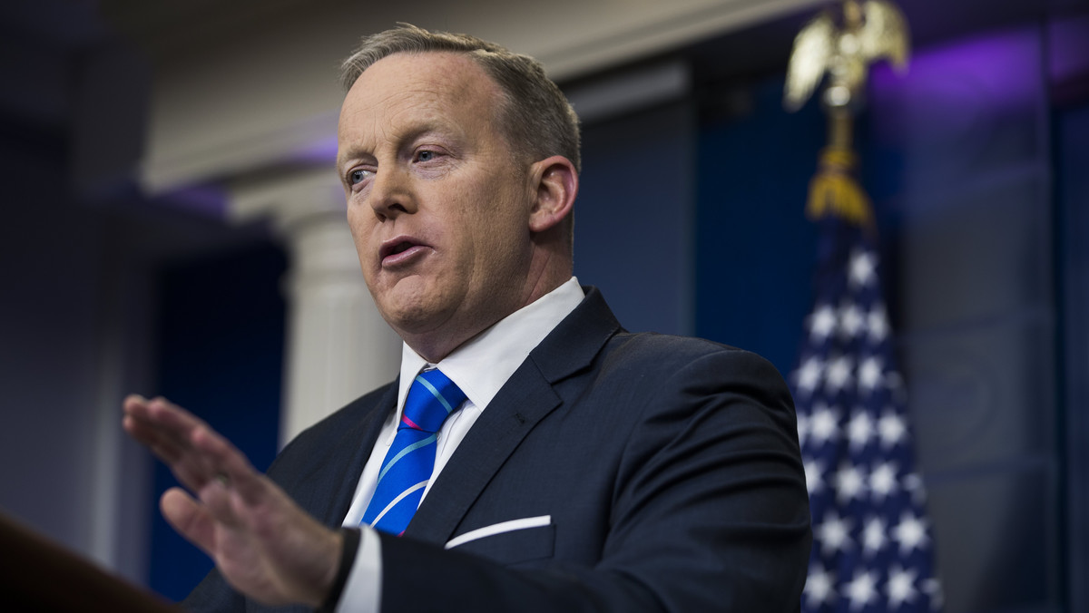 Rzecznik Białego Domu Sean Spicer zażądał od swoich podwładnych przekazania do wglądu prywatnych i służbowych telefonów komórkowych oraz innych mobilnych urządzeń komunikacyjnych. Ma to związek z przeciekami do mediów.