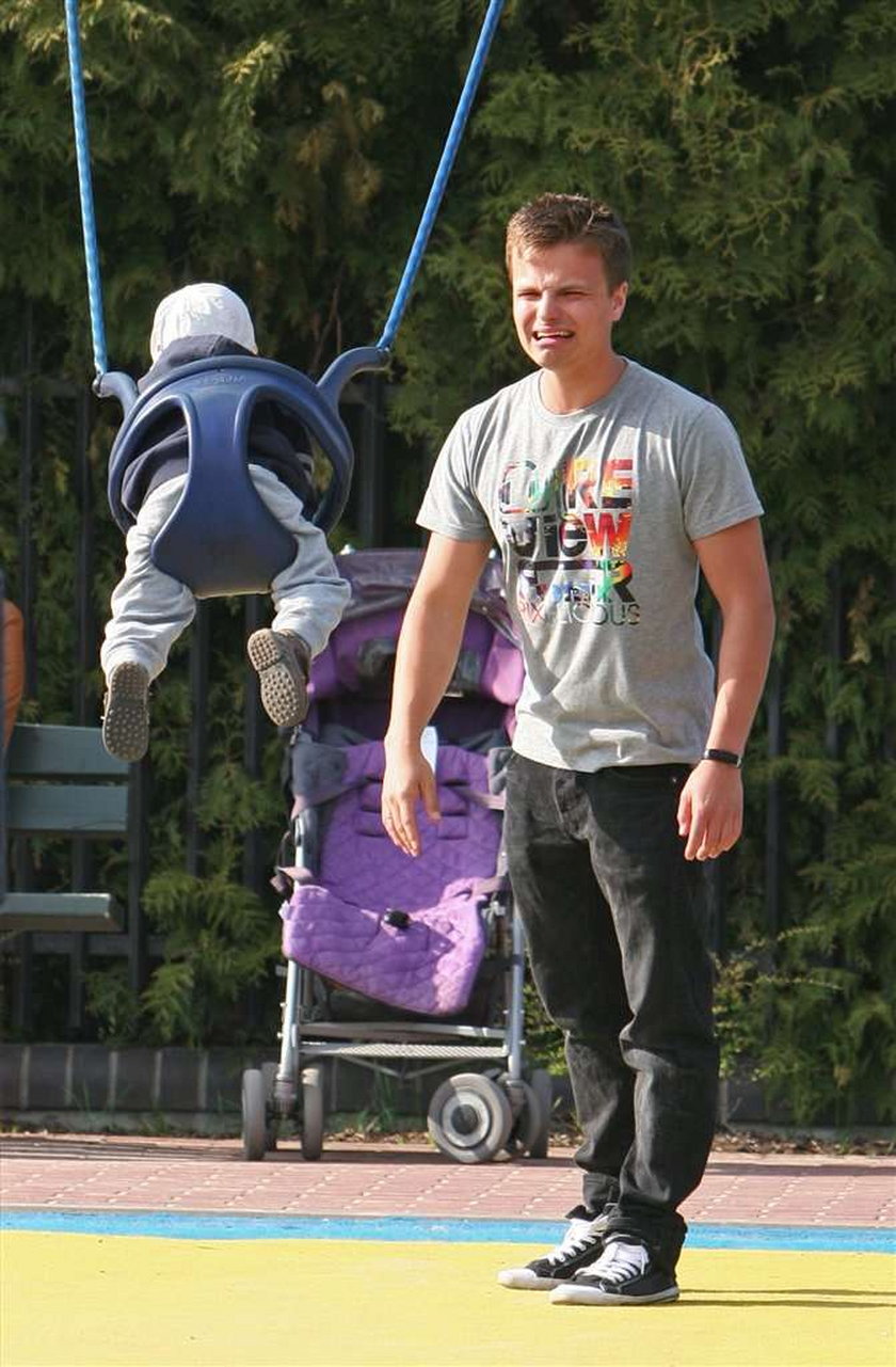 Hakiel zajmuje się synkiem. Jest przerażony? Zobacz minę!