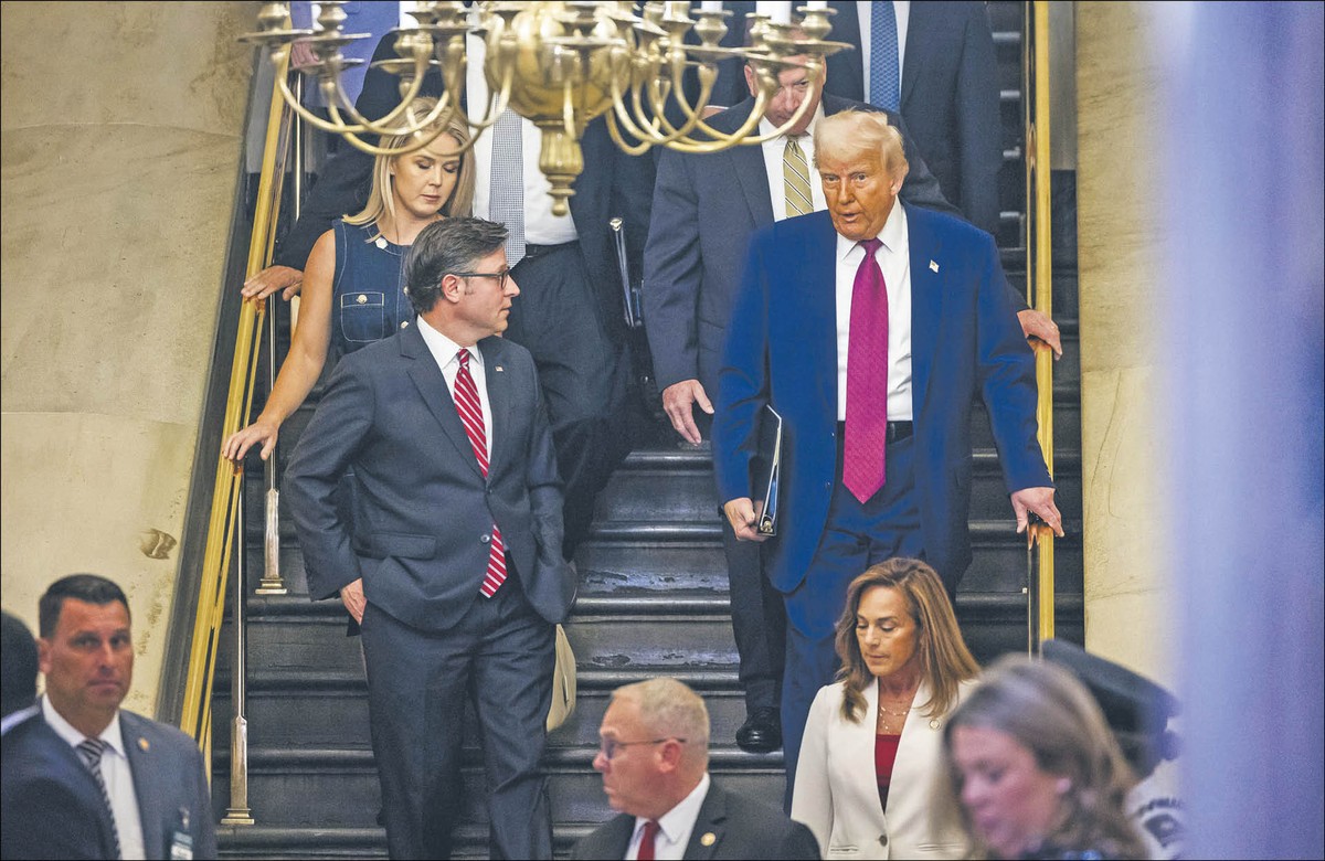 W zeszłym roku USA rozwijały się w tempie 2,8 proc., ale prognozy na bieżące 12 miesięcy nie przekraczają 2 proc. Hamowanie jest następstwem przede wszystkim wprowadzania przez Donalda Trumpa ceł, które działają jak podatek, ograniczając dochody konsumentów