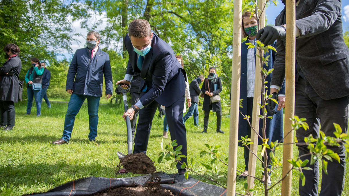 Warszawa: samorządowcy posadzili drzewa z okazji 30-lecia wolnych wyborów