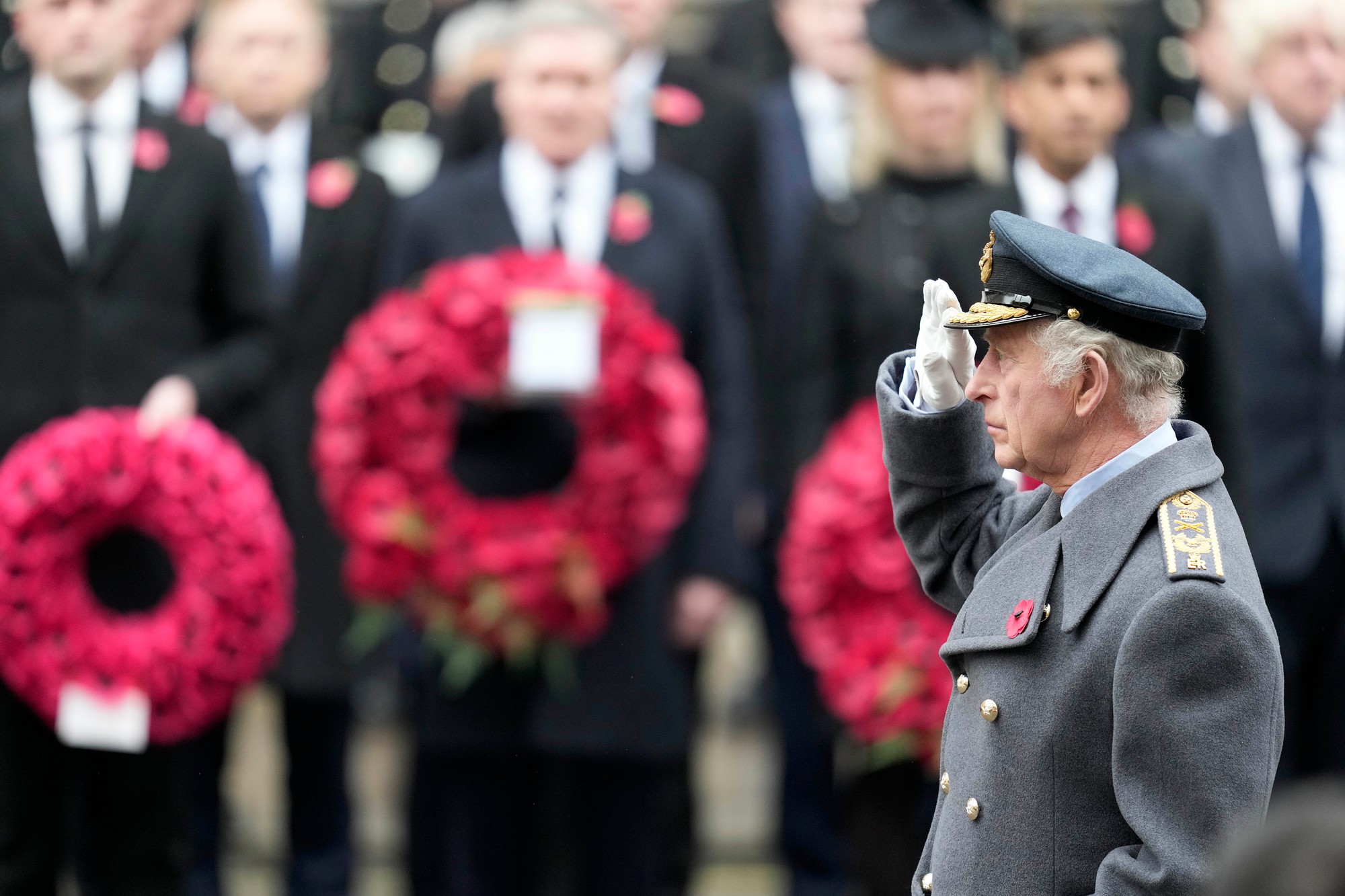 Britský kráľ Karol III. v nedeľu 12. novembra viedol celonárodný spomienkový obrad pri pamätníku padlých vojakov na ulici Whitehall v centre Londýna.