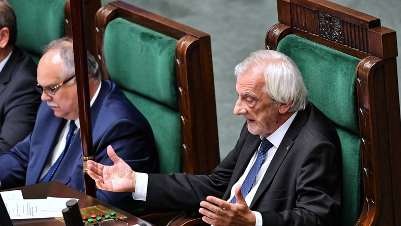 Prezydium Sejmu zdecydowało, że najbliższe posiedzenie Sejmu zostanie dziś przerwane i wznowione po wyborach – powiedział wicemarszałek Sejmu Ryszard Terlecki (PiS). Zapewnił, że po wyborach nie będą do porządku włączane nowe punkty. Dotąd nie było przypadku, by Sejm kończącej się kadencji zbierał się po dniu wyborów.
