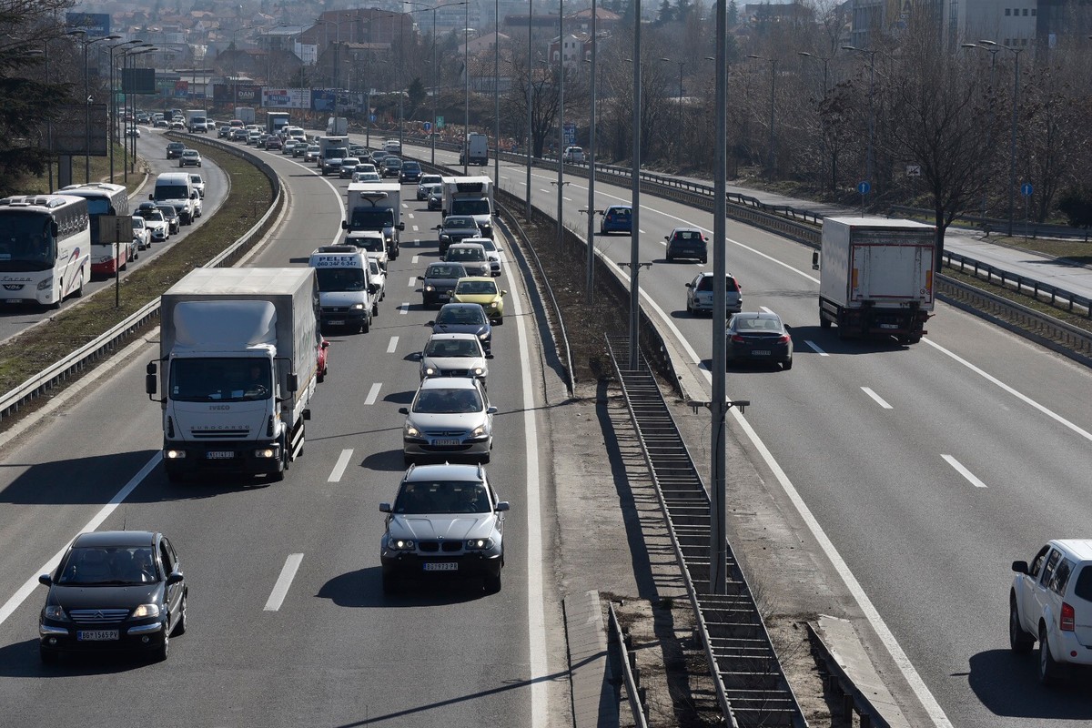 &#34;Čula se manja eksplozija, auto se tresao&#34;: Vozač iz Prištine doživeo šok na autoputu kod Niša, sumnja se da je bio žrtva &#34;drumske mafije&#34;