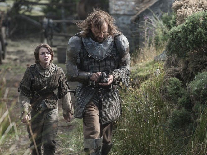 Maisie Williams jako Arya Stark i Rory McCann jako Sandor Clegane