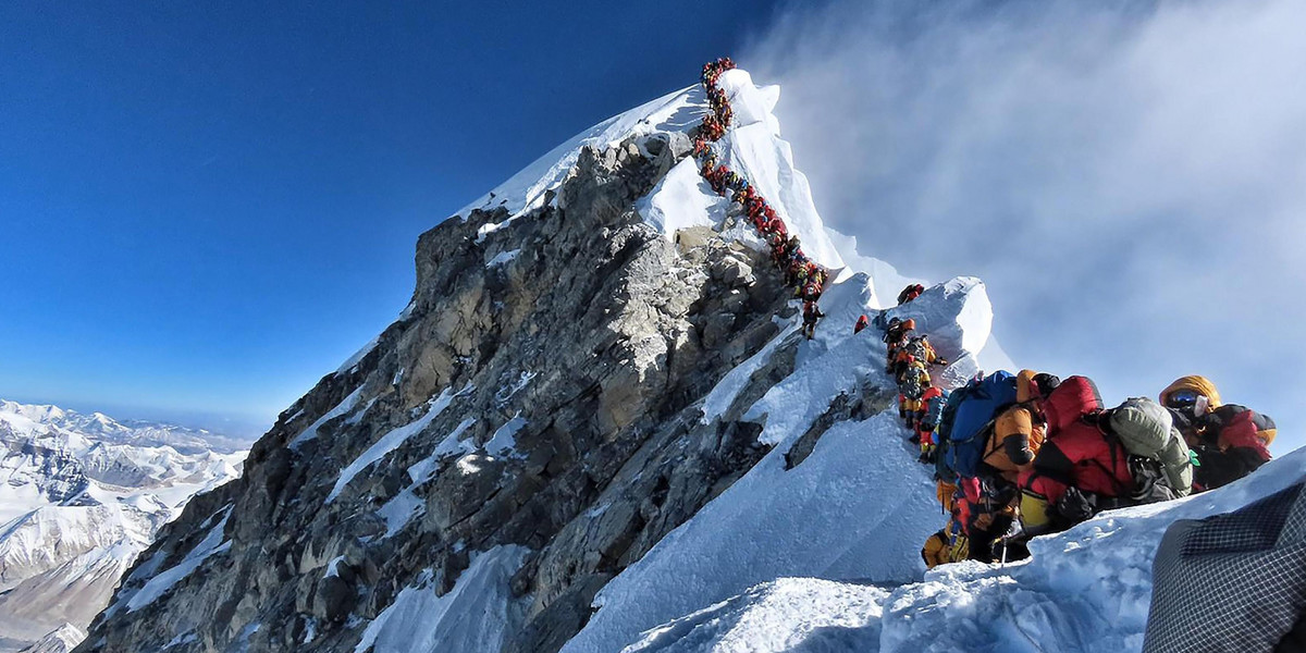 Makabryczny widok na Mount Everest. Zamarznięte zwłoki w kolejce na szczyt