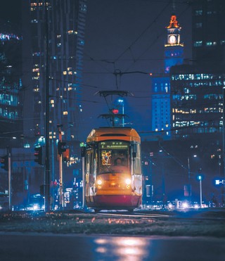 Komunikacja miejska rażona prądem. Będą droższe bilety i znaczne cięcia kursów?