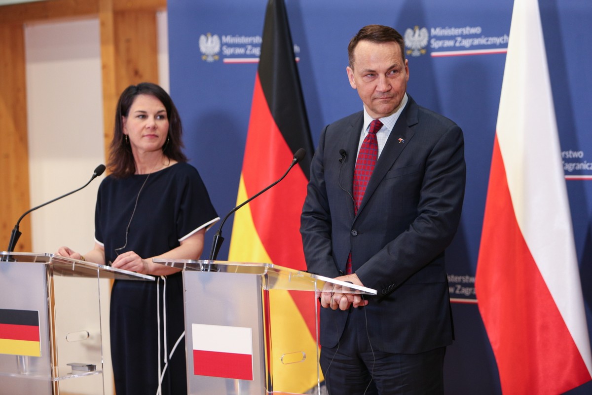 Słubice, 01.05.2024. Minister spraw zagraniczynych RP Radosław Sikorski (P) oraz minister spraw zagranicznych Niemiec Annalena Baerbock (L) podczas konferencji prasowej towarzyszącej uroczystościom z okazji 20. rocznicy akcesji Polski do Unii Europejskiej w siedzibie Collegium Polonicum w Słubicach, 1 bm. (jm) PAP/Lech Muszyński