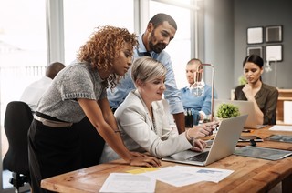 Pracownicy w różnym wieku to źródło wiedzy [WYWIAD]