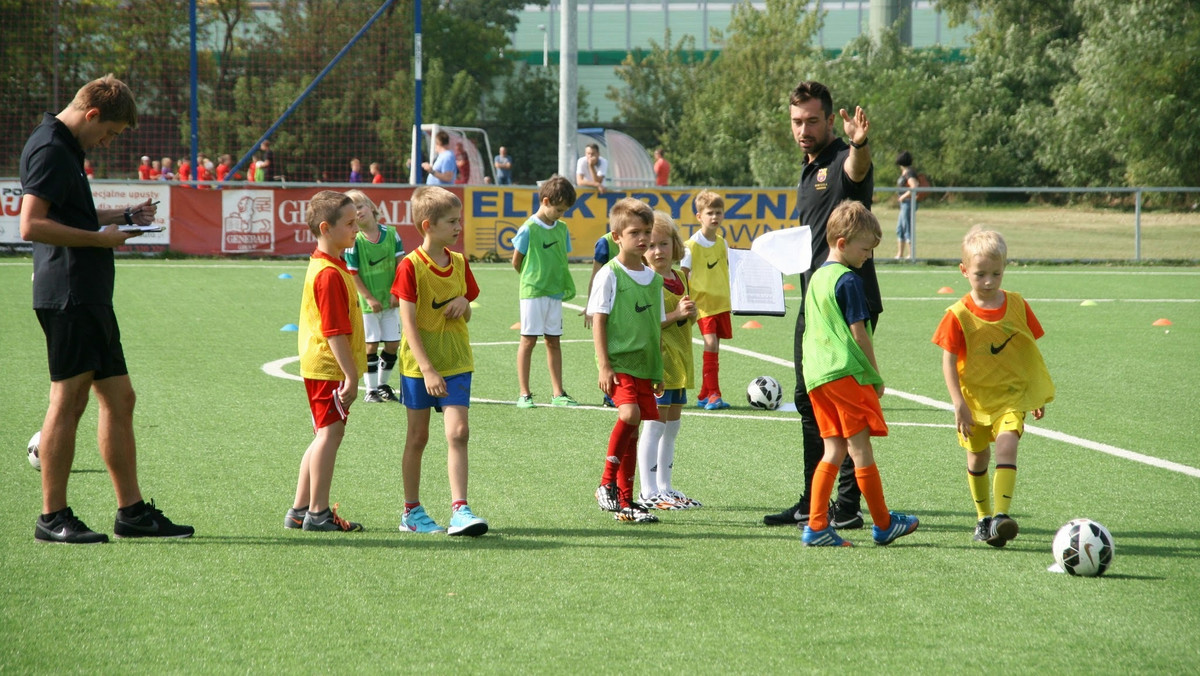 15 marca 2015 roku w Centrum Piłkarskim przy ul. Fleminga 2 w Warszawie nastąpi nabór do piłkarskiego projektu FCB Escola Varsovia dla roczników 2004-2008 oraz do projektu Football First School, dla dzieci w wieku przedszkolnym od czterech do siedmiu lat. Mogą wziąć w nim udział zarówno chłopcy, jak i dziewczynki.