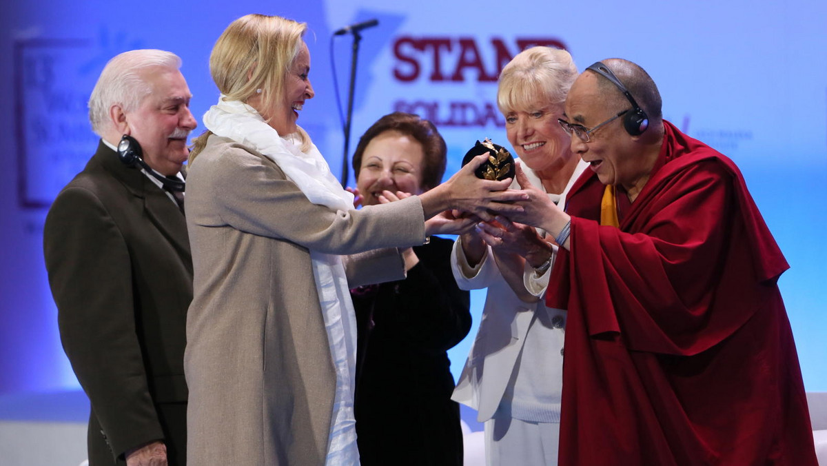 Amerykańska aktorka Sharon Stone odebrała w środę Nagrodę Pokoju przyznaną jej za działalność dobroczynną. Uroczystość odbyła się w Teatrze Wielkim w Warszawie, podczas 13. Światowego Szczytu Laureatów Pokojowej Nagrody Nobla.