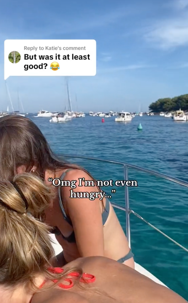 Partia si objednala jedlo na jachtu.