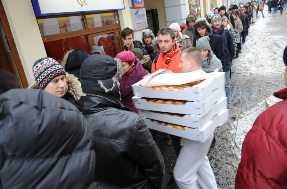 Kolejka po pączki na ulicy Chmielnej, fot. PAP/Andrzej Hrechorowicz