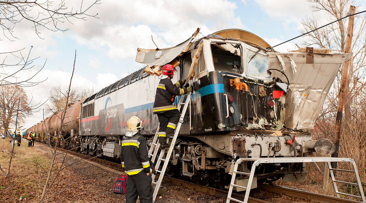 Tűzoltók dolgoznak az összeroncsolódott mozdonynál / Fotó: MTI