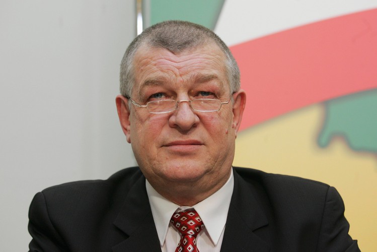 <b>Stanisław Łyżwiński</b>
<br>
<br>
W grudniu 2006 roku Aneta Krawczyk, była radna Samoobrony oskarżyła szefa partii - Andrzeja Leppera oraz posła Stanisława Łyżwińskiego, że musiała odbywać z nimi stosunki seksualne w zamian za pracę w biurze poselskim. Samemu Łyżwińskiemu kobieta zarzuciła także, że uzależniał wypłacanie jej pensji od odbycia stosunku. 
<br>
<br>
Sąd skazał Łyżwińskiego na karę 3,6 lat pozbawienia wolności bez zawieszenia.